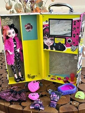 Monster High Draculocker and Draculaura Playset Doll Carrying Case & Accessories
